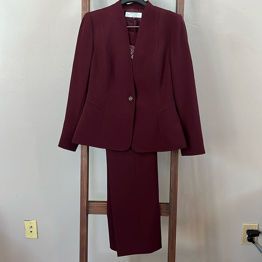 TAHARI Arthur S Levine Women's 3 piece Business Pant in Burgundy . Size 6 P
